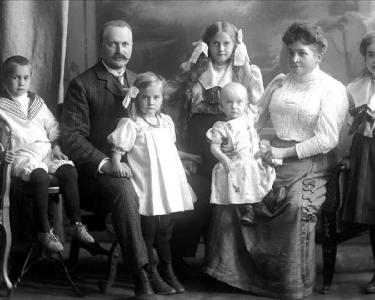 Gustav Borgen, Gruppeportrett, familiebilde, ektepar med fem barn. Kjøpmann Sætrang.