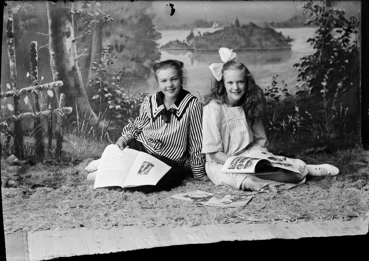 Skötsner-Edhlund, Ateljéporträtt - Tyra Edhlund och en flicka med varsin tidning i knät, Östhammar, Uppland