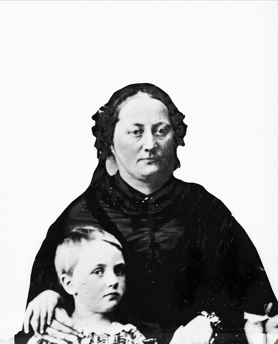 Solveig Lund, Portrett av eldre kvinne med kjole, og barn.