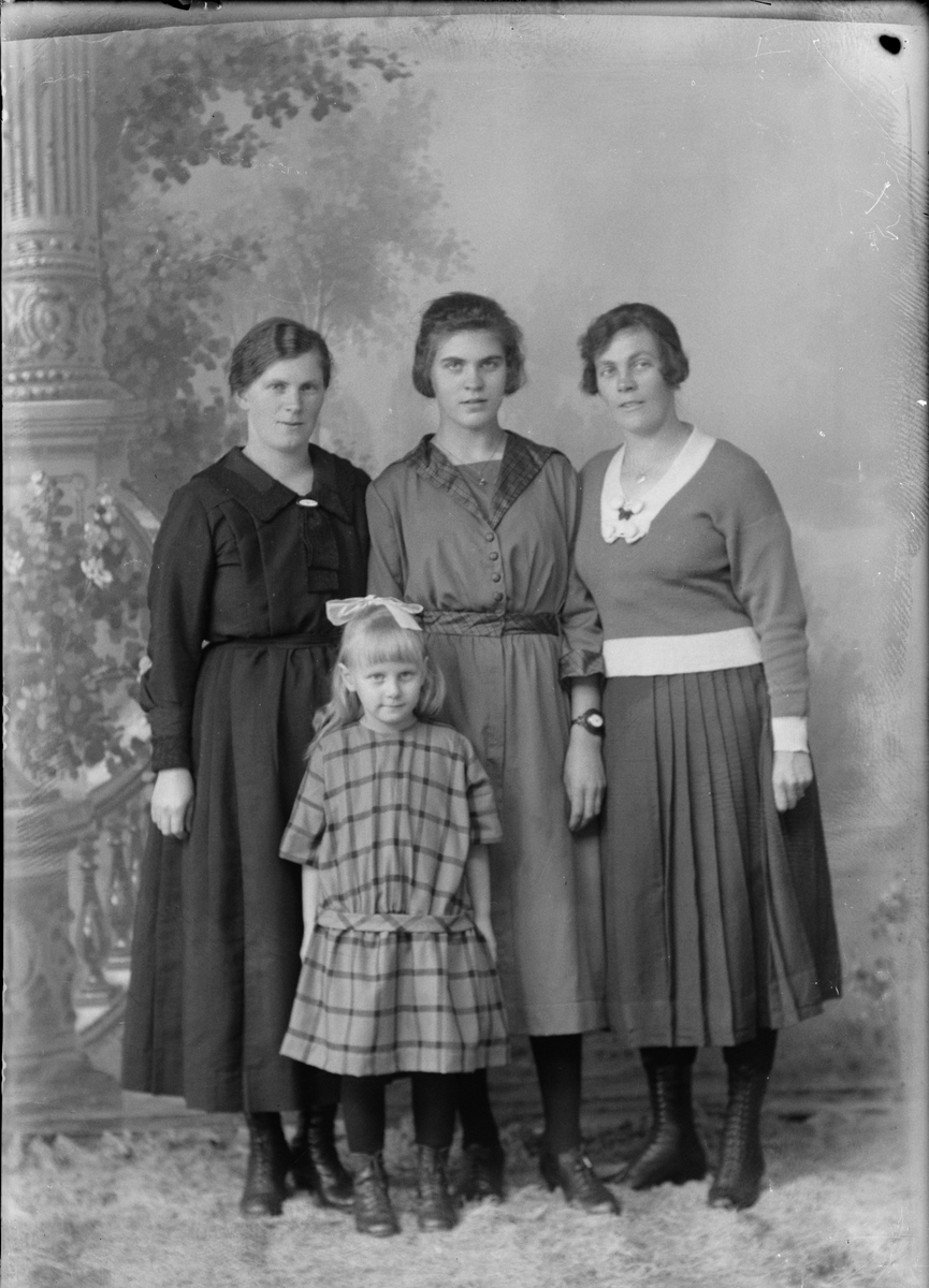 Skötsner-Edhlund, Group Retreat - Three Women and a Girl, Östhammar, Uppland