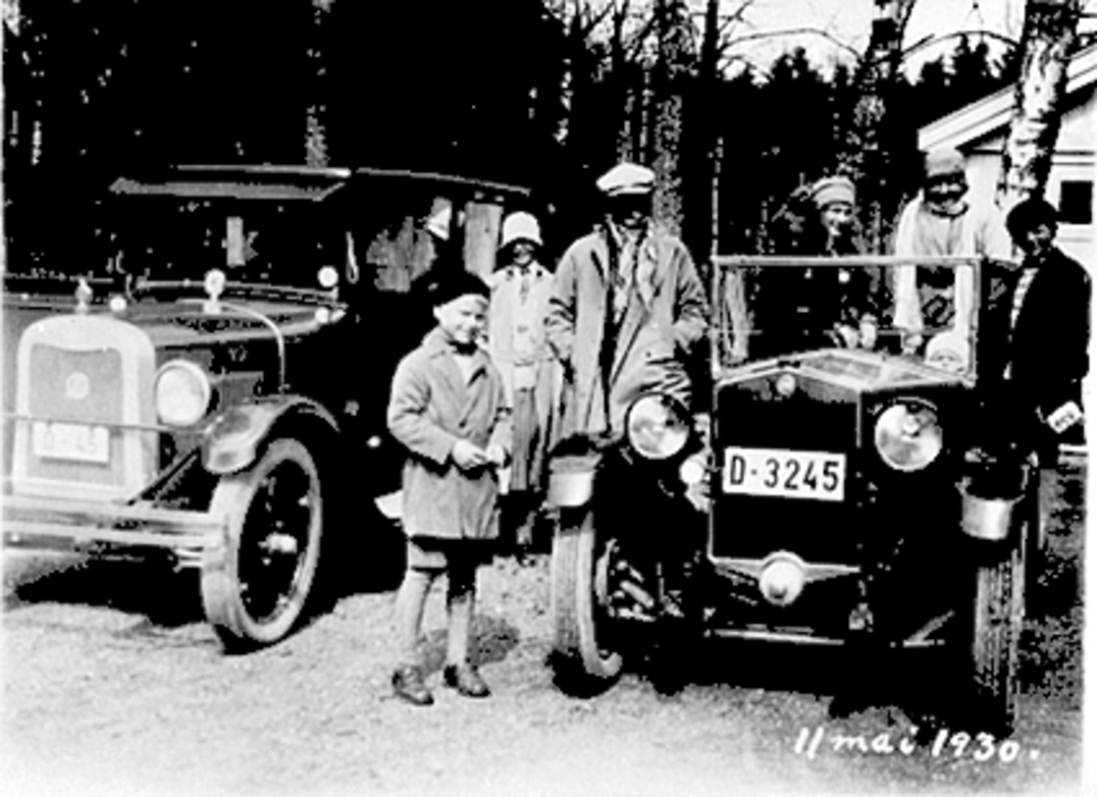 Anno Domkirkeodden, SAGALUND, FOLK, 2 BILER: D-45 OG D-3245, ARVESENSVEG 31, T. V. CHEVROLET CA. 1926, T. H. FIAT 509 1925-29. ---- kommentar start ---- Chevrolet ca 1925 tilhørte Carl Løken. Fiat 1928 modell 509 tilhørte i 1930 overrettsaksf. A. Thune-Ellefsen. Fiat'en Fiat ble importert og solgt av Bertel O. Steen. …