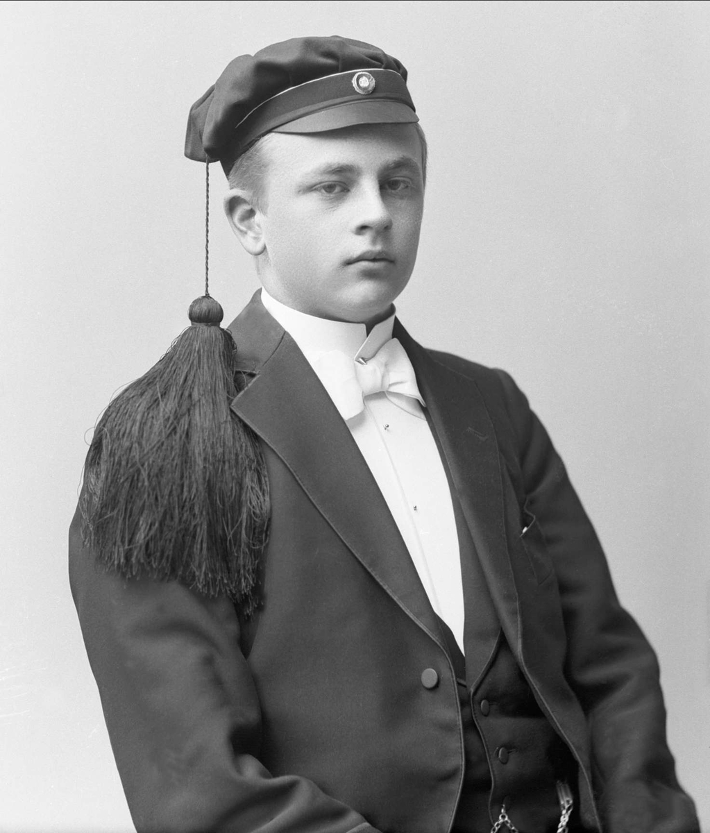 Gustav Borgen, Portrett, mann med studentlue. Student Chr Paulsen.