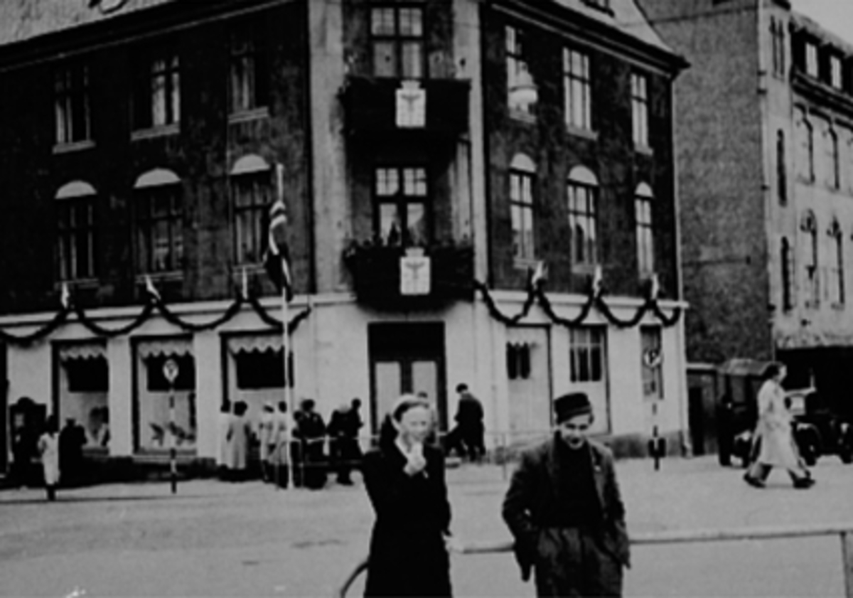Anno Domkirkeodden, BYJUBILEET 1949, GODAGERGÅRDEN, TORGGATA 24 PYNTET MED GIRLANDERE.