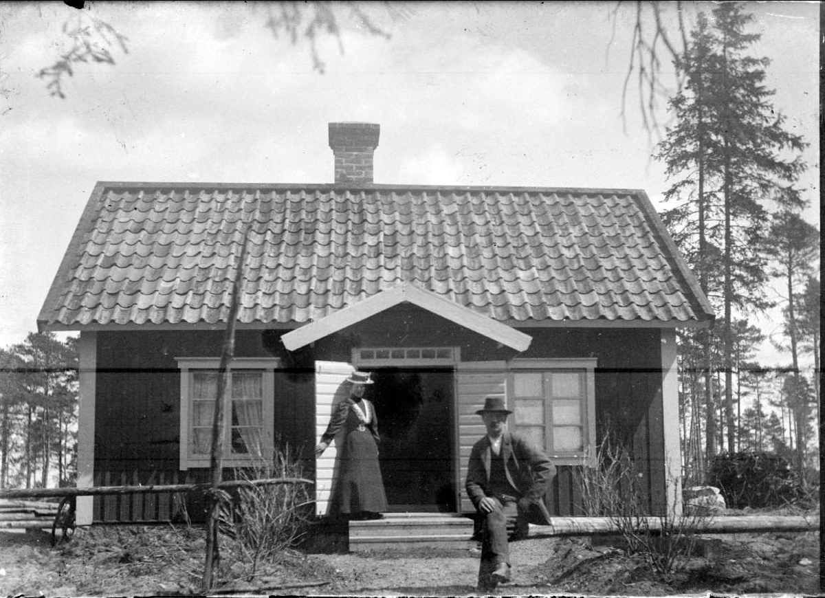 Johan Lundin, Kvinna och man framför torp, Björklinge eller Funbo socken, Uppland