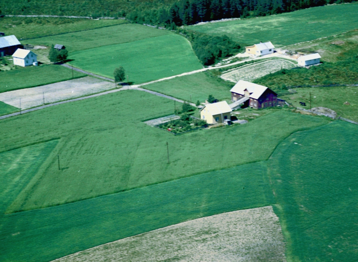 Widerøes Flyveselskap A/S, FLYFOTO LØTEN; Lindbo, Slettås øverst til høyre, Kvarstad i venstre bildekant.