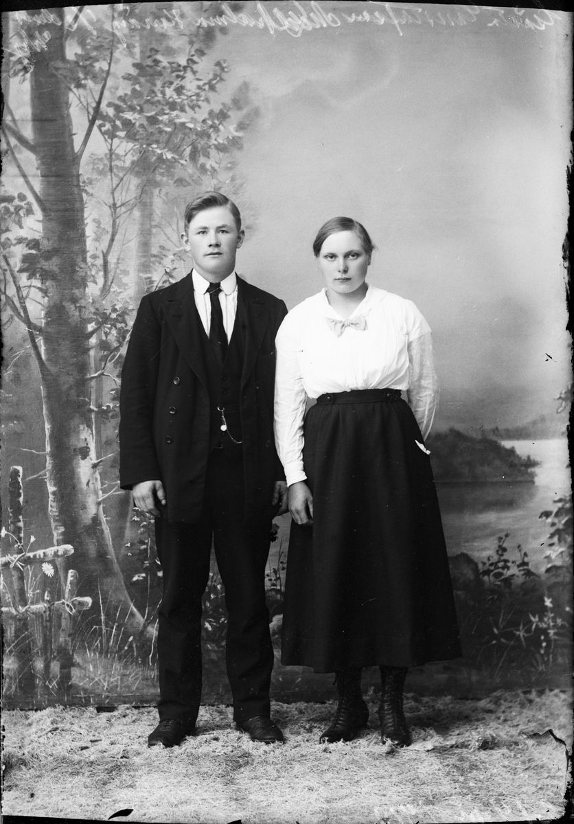 Skötsner-Edhlund, Ateljéporträtt - kvinna och Gösta Gustafsson från Herräng, Uppland