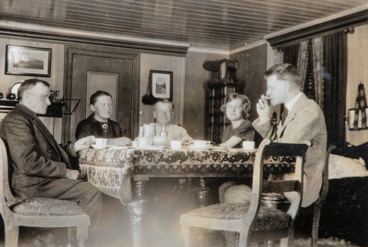Anno Domkirkeodden, INTR: STUE, ØSTERSTUA, GR: 5 RUNDT BORD, FRA V: JENS TRÆTTEBERG, ANNE TRÆTTEBERG, ?, ?, HALVARD TRÆTTEBERG, LØTEN
