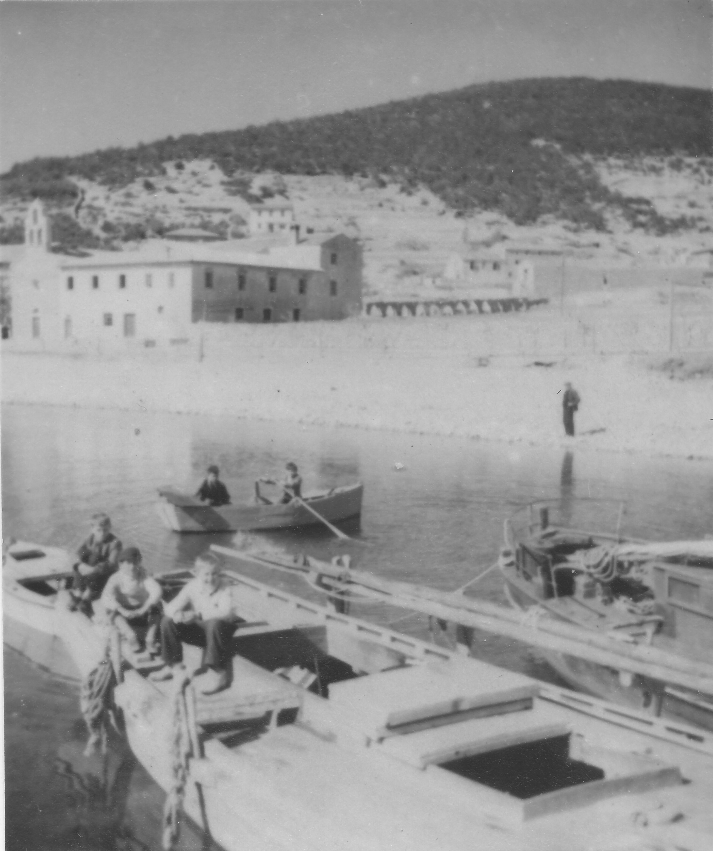 Branko Fučić, Martinšćica (otok Cres), motiv iz luke s crkvom sv. Jeronima i samostanom Trećoredaca u pozadini