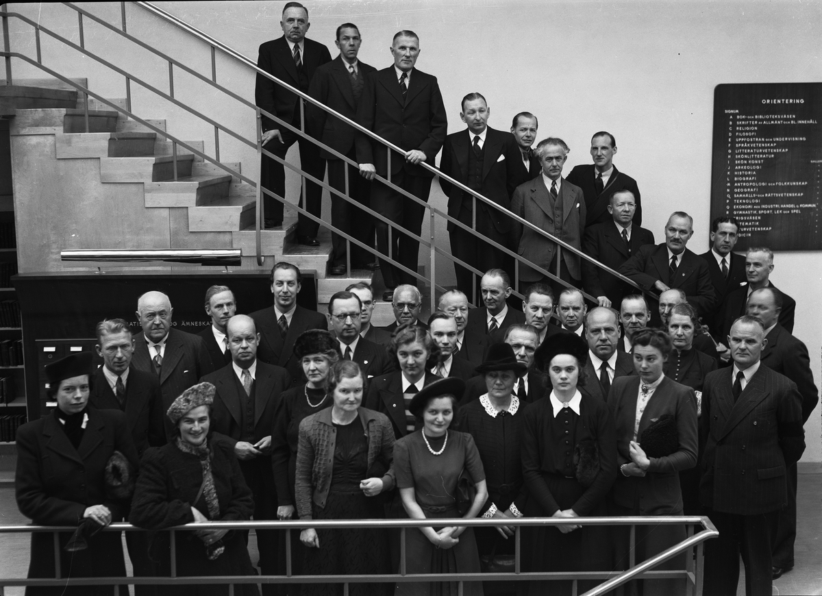 Paul Sandberg, Grupporträtt - kommunaltjänstemän på besök i Uppsala stadsbibliotek, Uppsala november 1941