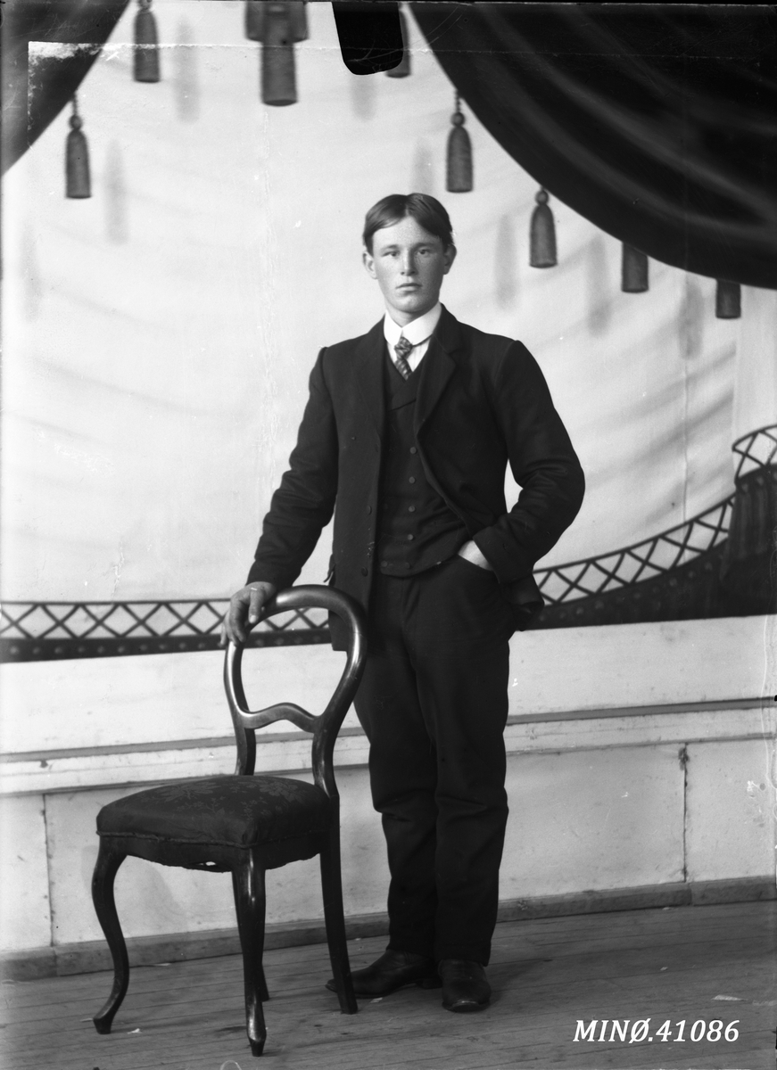 Oscar Holte, Portrett av ung mann - Hans Vorwold ?