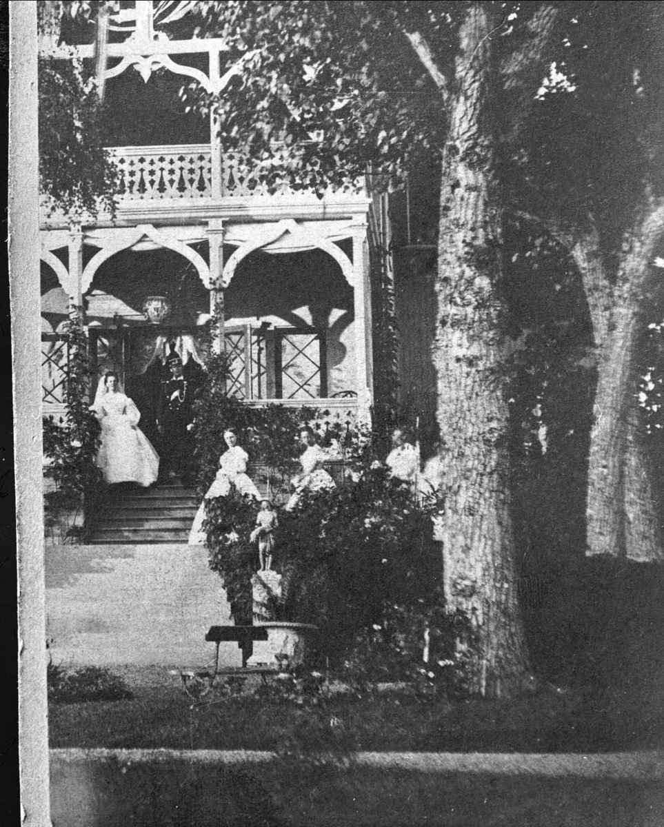 Gustav Borgen, Avfotografering. Brudepar på trappen foran huset, hvit kjole og uniform. Gjester i hagen.