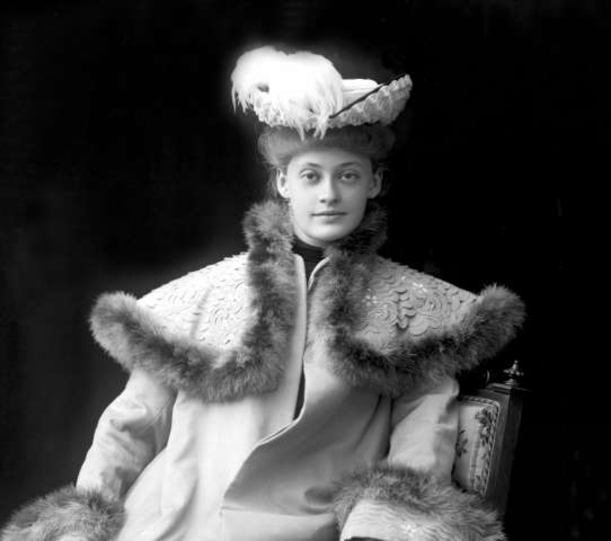 Gustav Borgen, Portrett, kvinne i ytterklær med hatt. Frøken Holmboe.