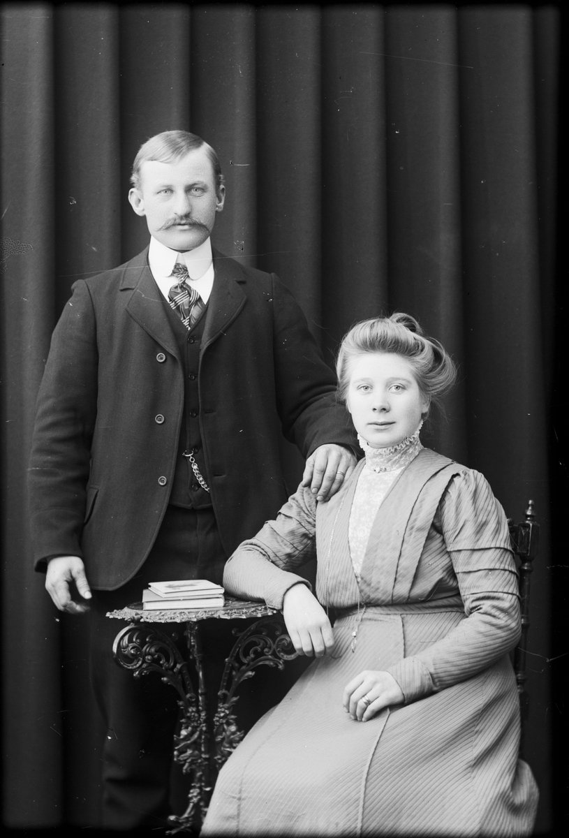 Skötsner-Edhlund, Ateljéporträtt - man och kvinna, Östhammar, Uppland