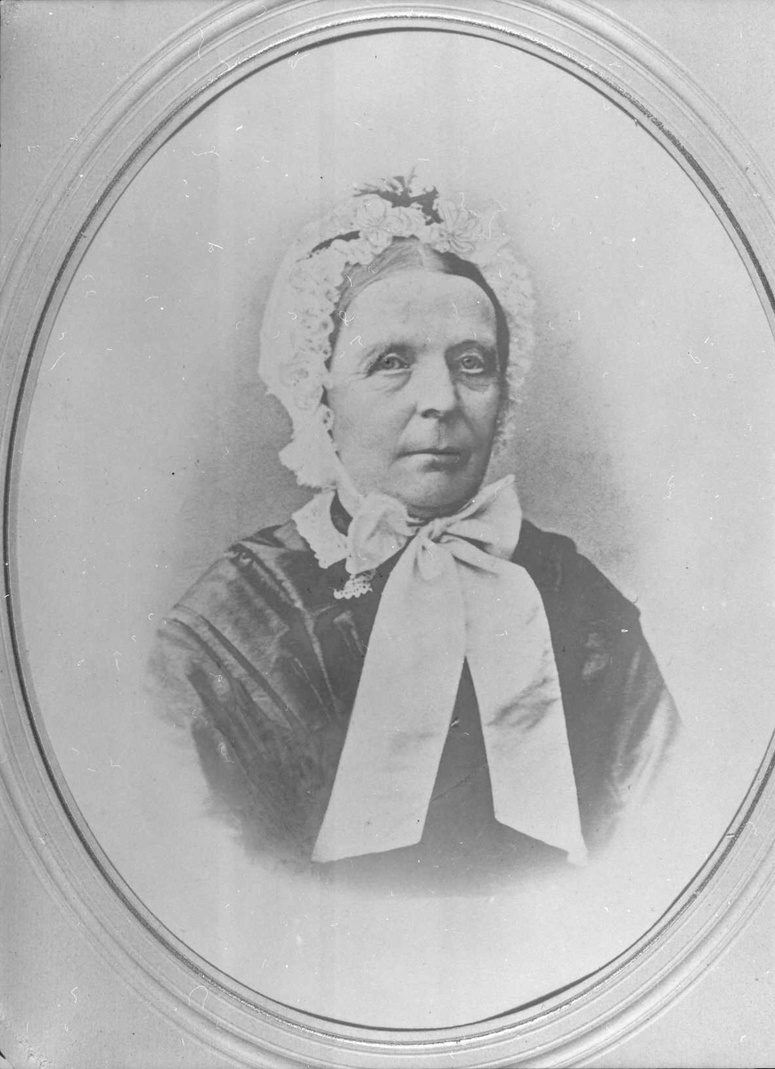 Rachel Haarseth, Portrett av en kvinne, klær.