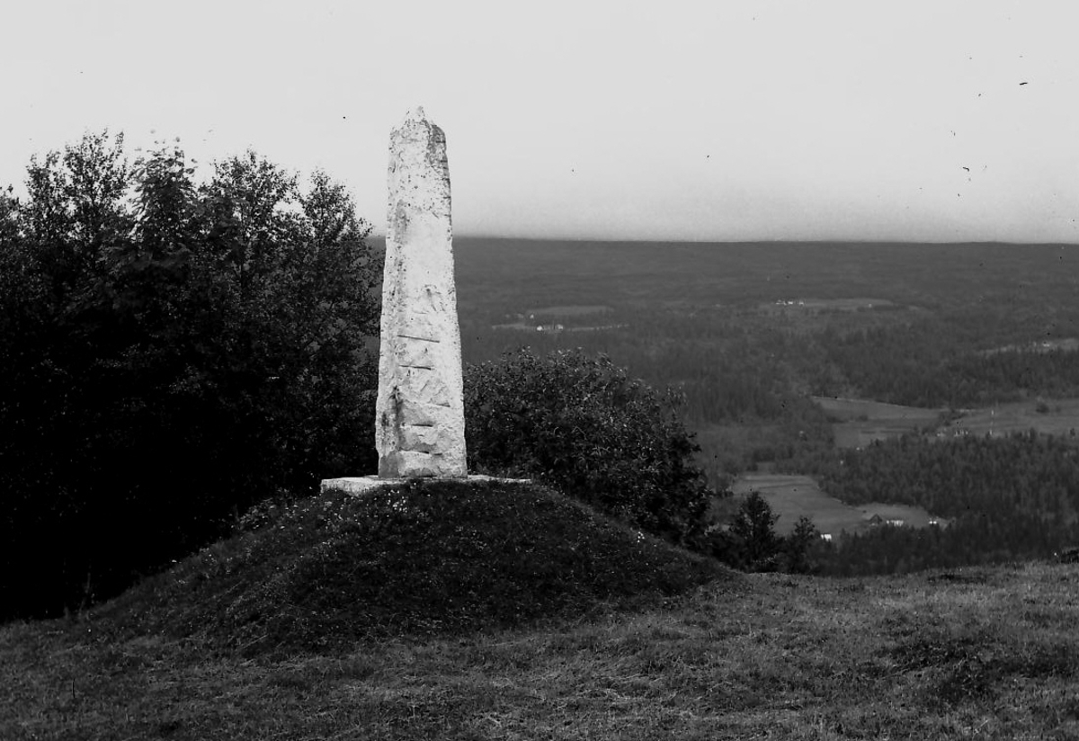 Per K. Lien, Bautastein på en haug.