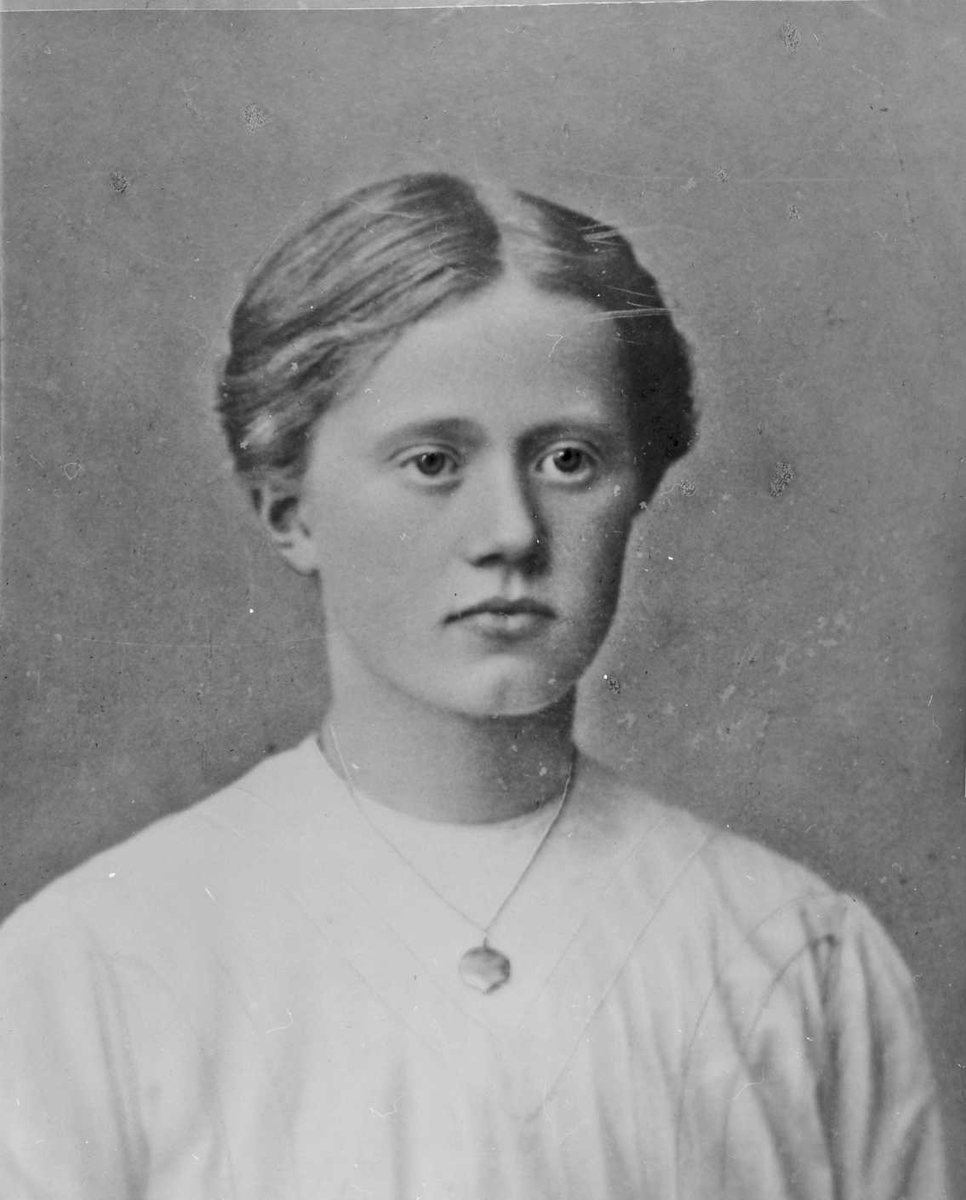 Rachel Haarseth, Portrett av en kvinne, klær.