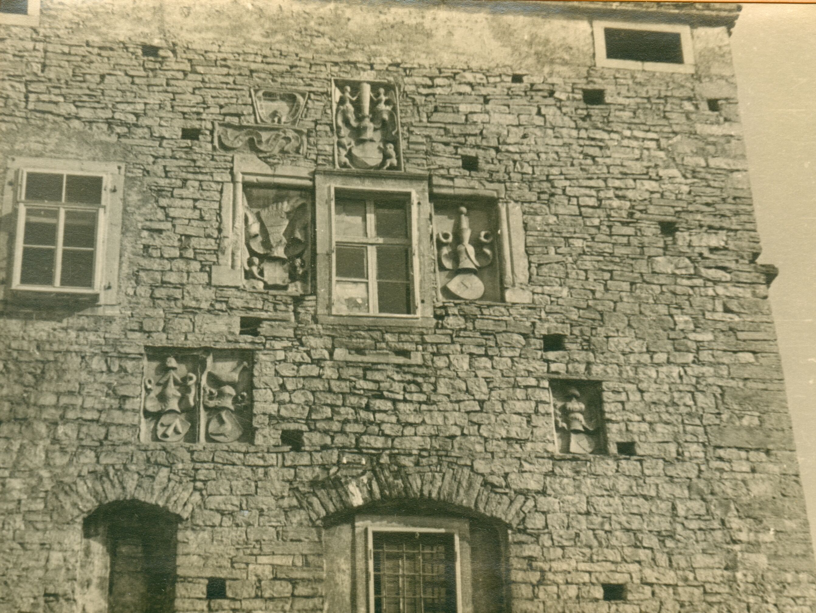 Branko Fučić, Pazin, grad pazinskih knezova, pročelje s ugrađenim grbovima, sredovječna građevina koja je dograđivana do 17. stoljeća