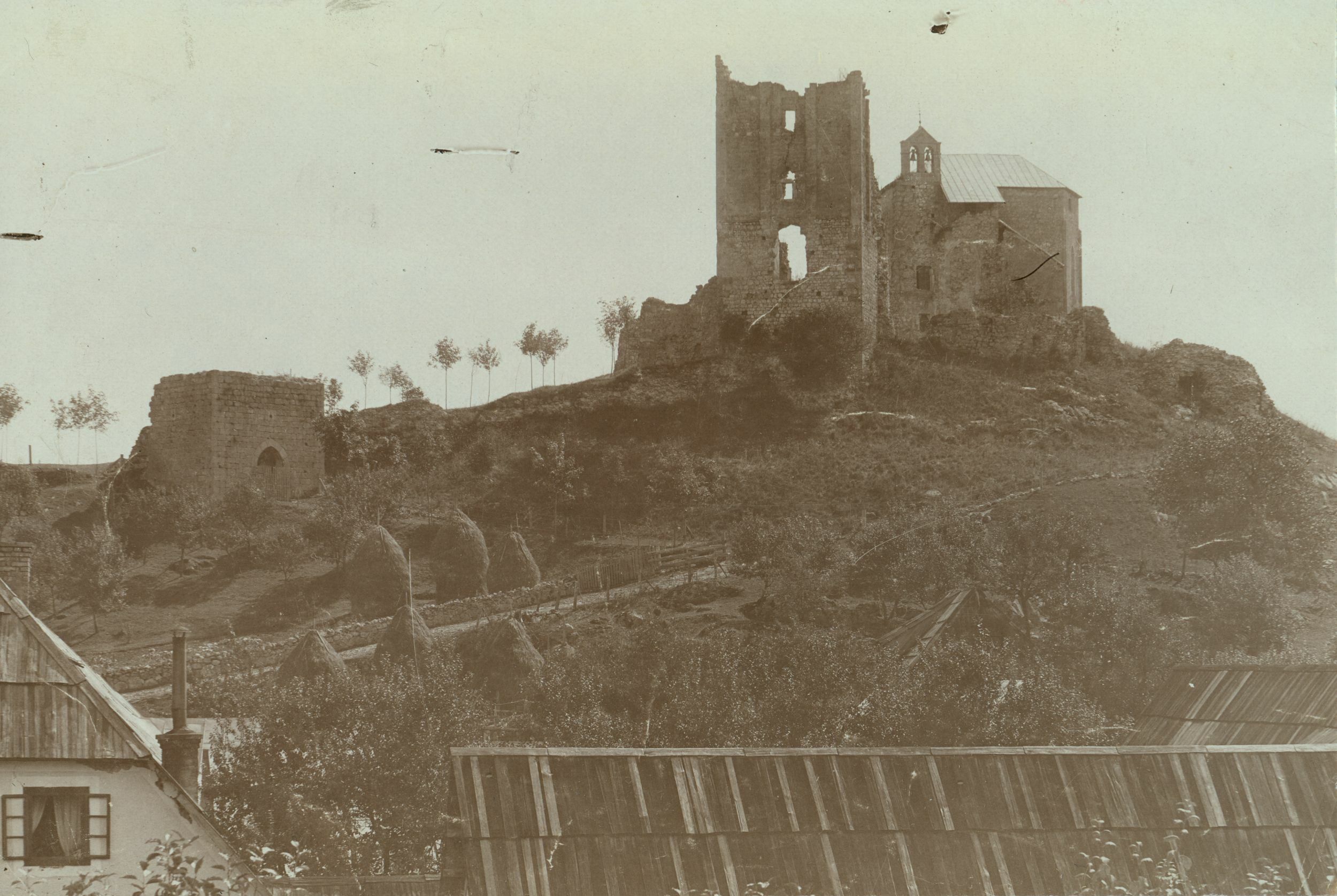Emil Laszowski (?), Brinje Sokolac - Stari grad gledan sa zapadne strane, u prvom planu krovovi naselja podno grada; iz Szabove mape