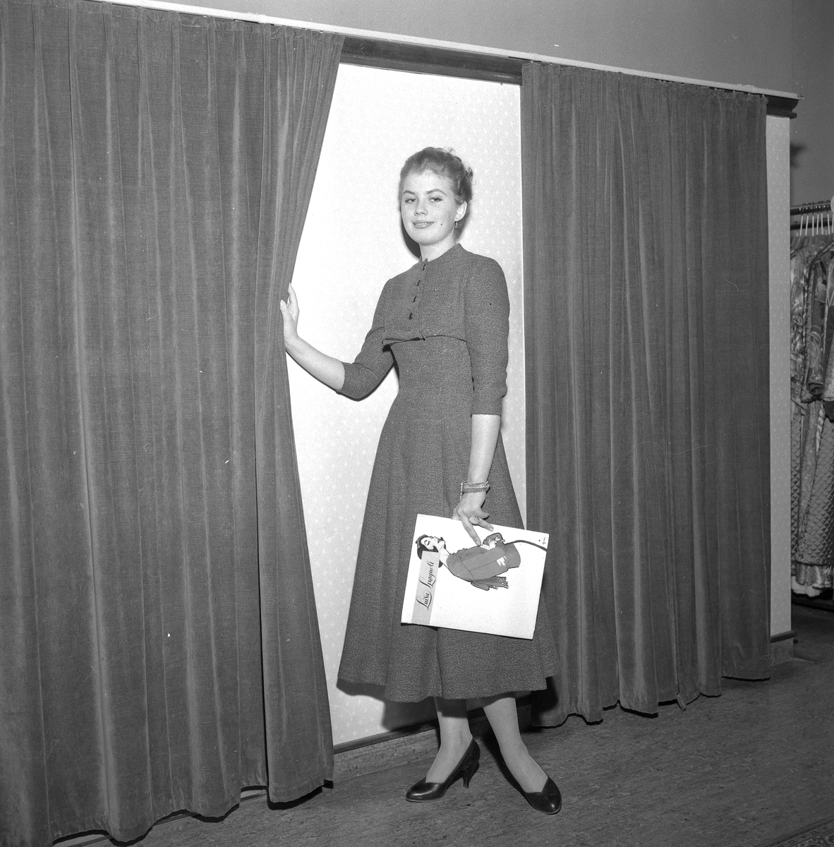 Örebro Kuriren, Modenummer, hattar klänningar, m.m. Oktober 1956.
