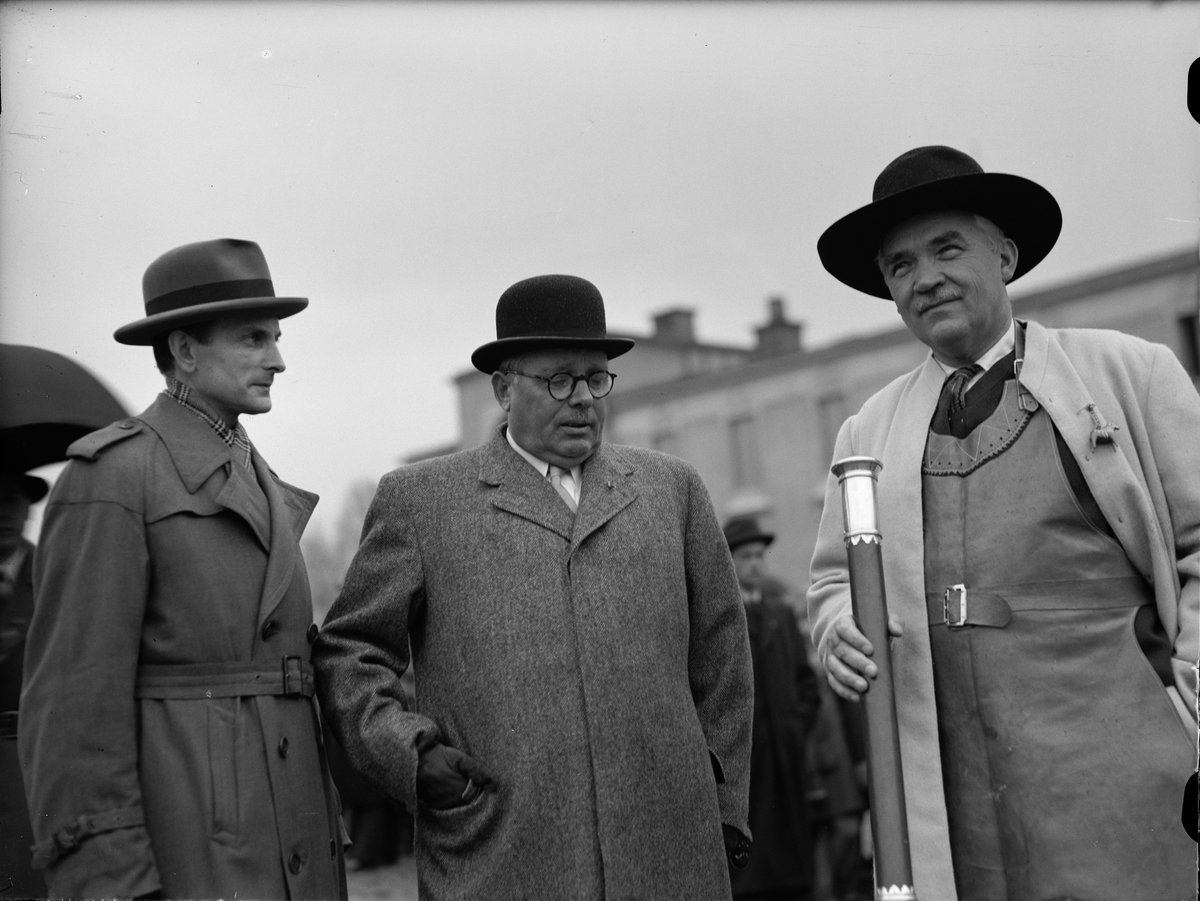 Paul Sandberg, Sekreteraren och ordföranden i Barnens Dagsföreningen, folkskollärare Birger Lindell och direktör Martin Edlund med "farbror Anders", byggmästaren Anders Diös, på Vaksala torg under Barnens Dagsfirandet