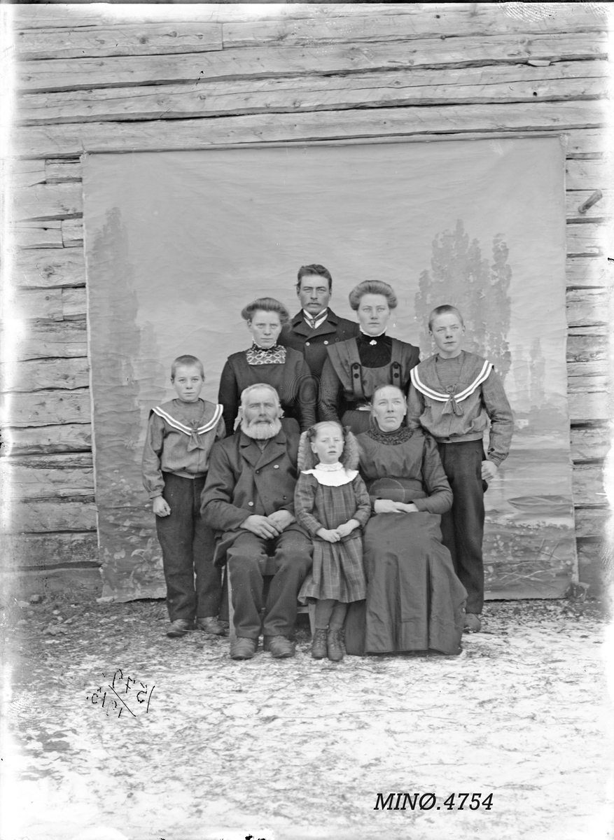 Peder J. Bredalslien, personer, klær, familie?