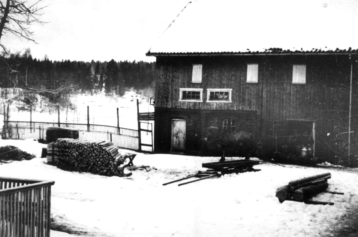 Anna Grostøl, En låve med vedtabel og en hest utenfor. Ukjent sted 1947.
