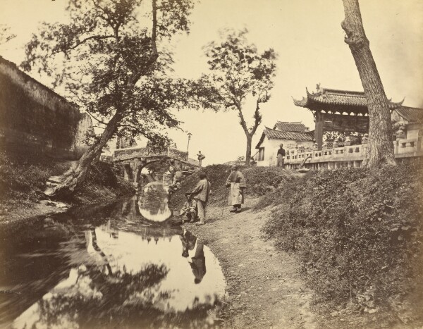 Felice Beato, [Chinese view of a river and a bridge in a village including several Chinese people]