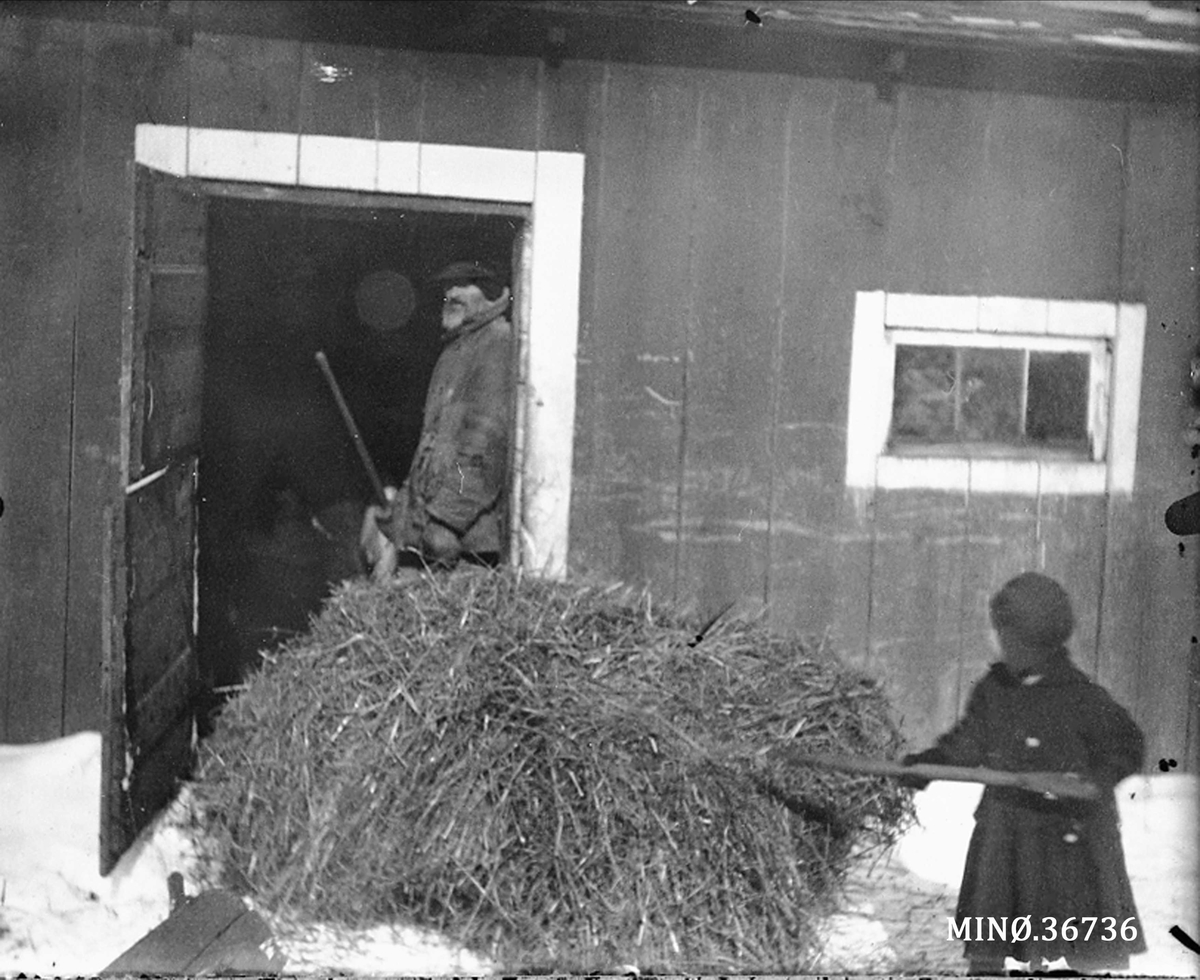 Ellert Kleven, For til dyra. Evelyn og Nils i døra på farmen i Strum, Wisconsin
