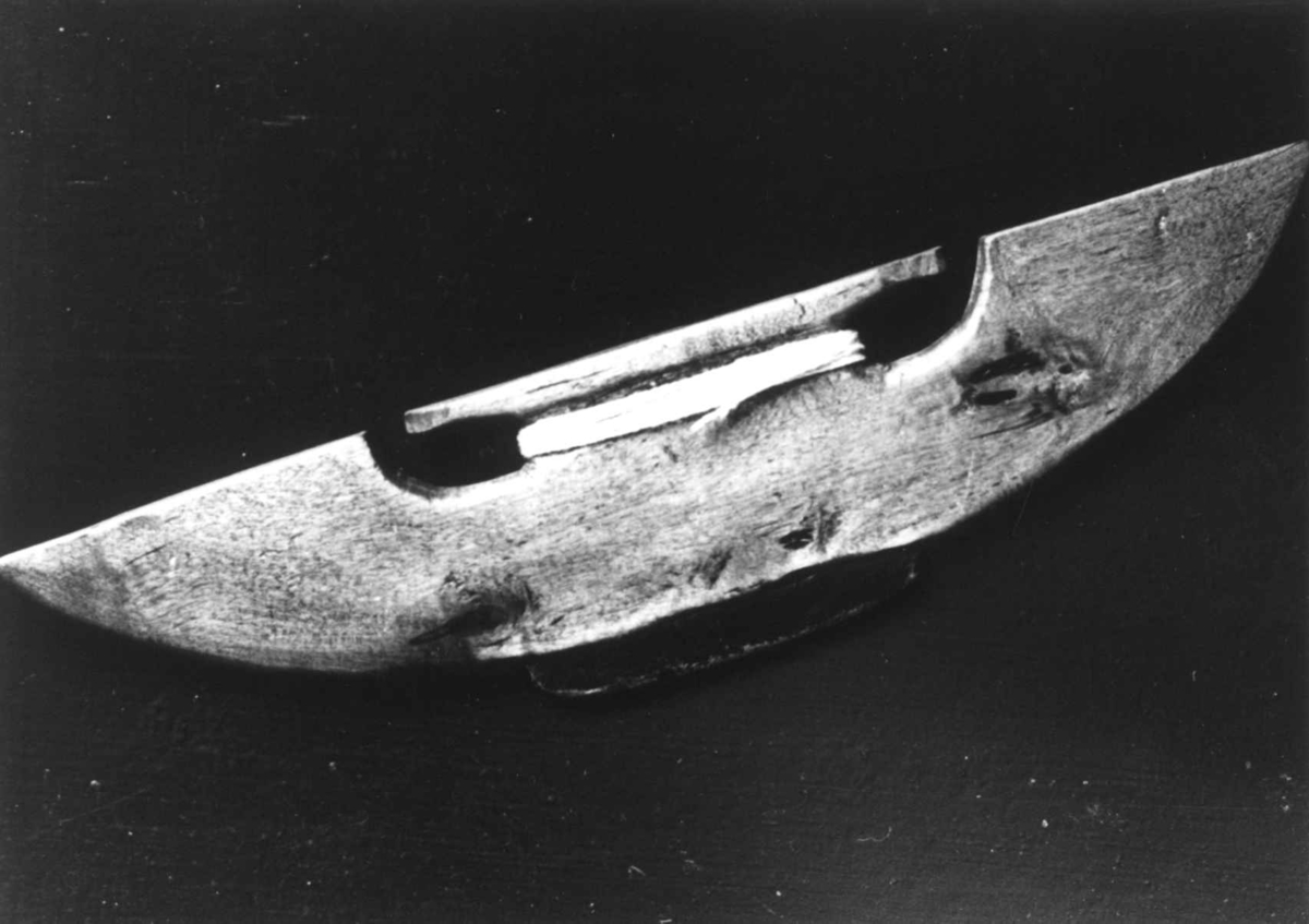 Anna Grostøl, Bø, Telemark 1940. Skyttel til båndveving.