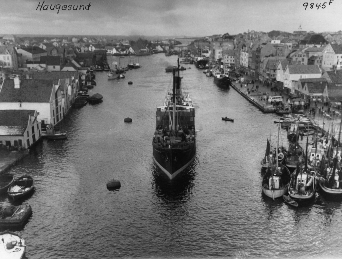 Anders Beer Wilse, Wilse original. Viser båter inne ved havnen.