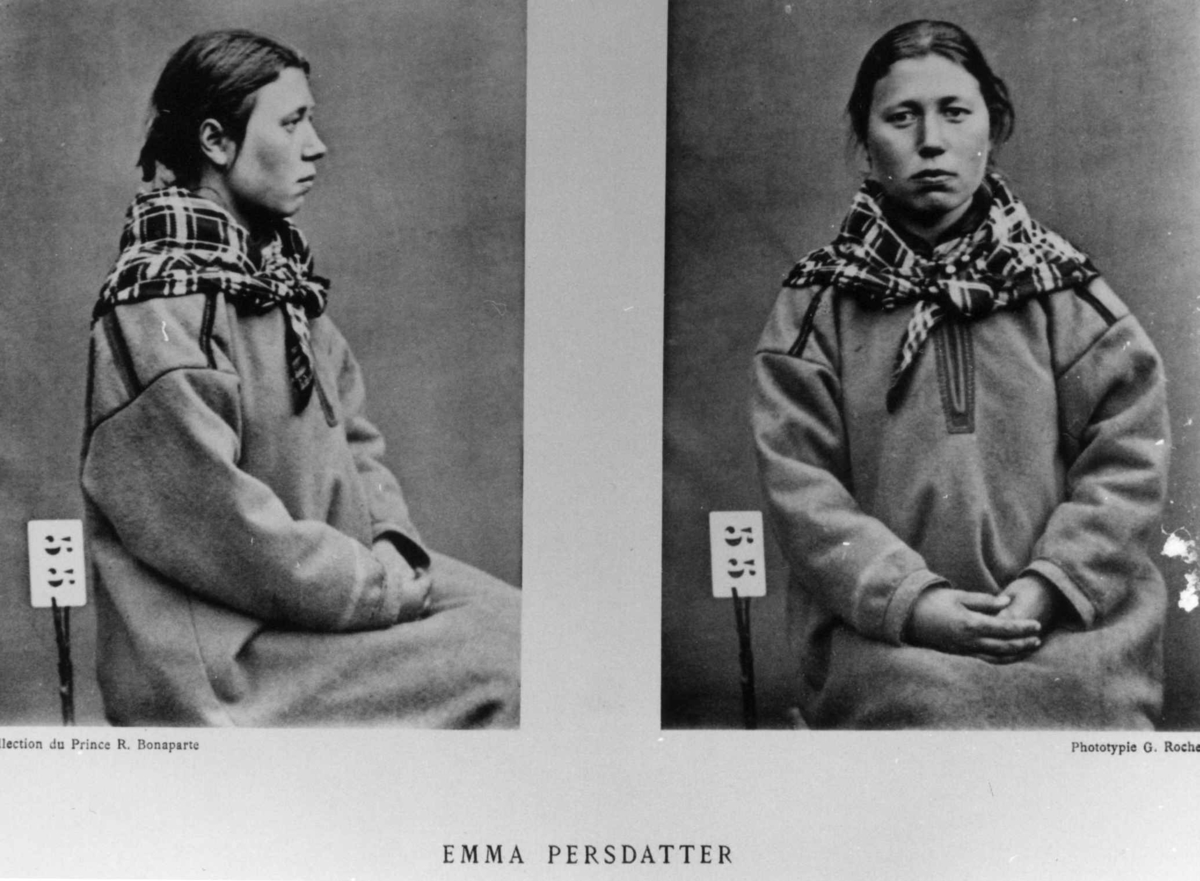 G. Roche, Roland Bonaparte sin samling. Portrett av Emma Kathrine Persdatter (1867-1909). Inngår i Bonapartes sameportretter som nr. 55. Hun ble gift i 1892 med Ole Pedersen Hjelper (1899-1932). De fikk tre barn, ei jente, samt to gutter som døde som barn, 14 og 6 år gamle. Bonaparte