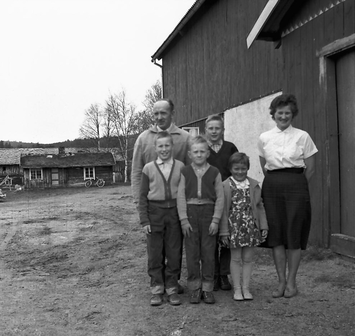 Per Magne Grue, Familien på Røste, prøvegardsbruket i Os.