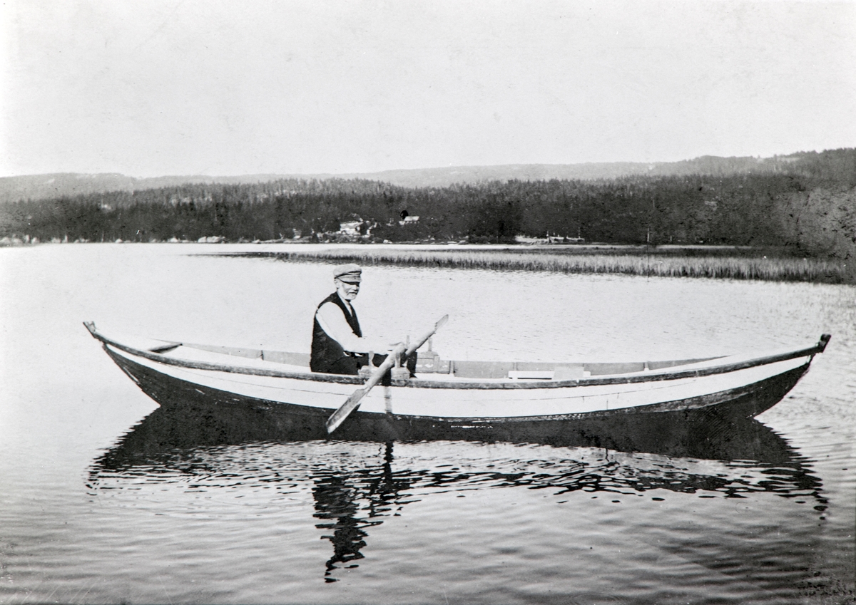 Anno Domkirkeodden, ROBÅT PÅ LINDERUDSJØEN, NILS HJØRNET SKYSSET FOLK OVER, VALLSET,