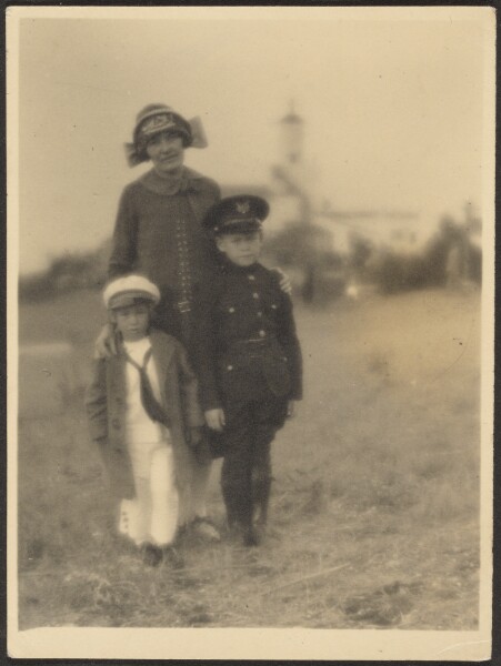 Louis Fleckenstein, [Florence with Her Two Boys in Military Outfits]