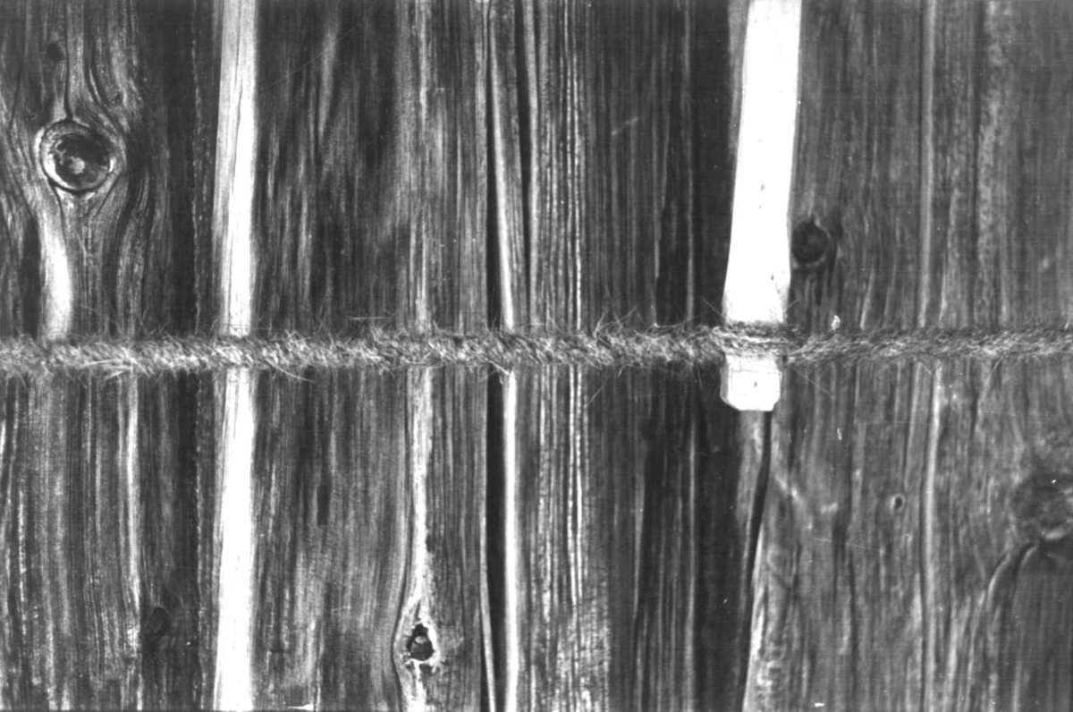 Anna Grostøl, Bråtådal, Skjåk, Oppland 1941. Sag med purkebust, tau til å stramme en sag med.