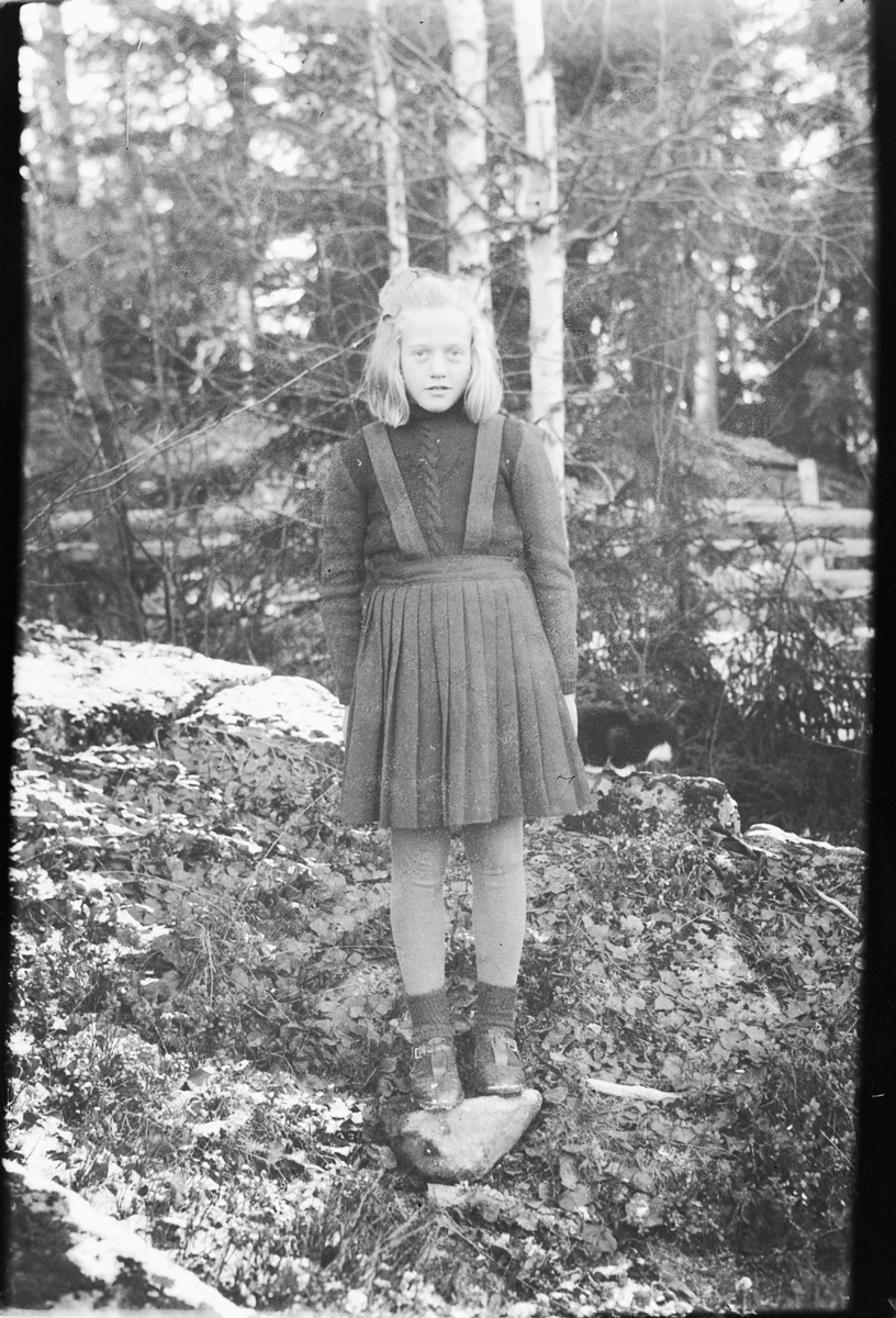 Håkon Prestkværn, Ukjent jente i skogen. Fotokonvolutt mrk. "Jarle Olsen okt. 1948"