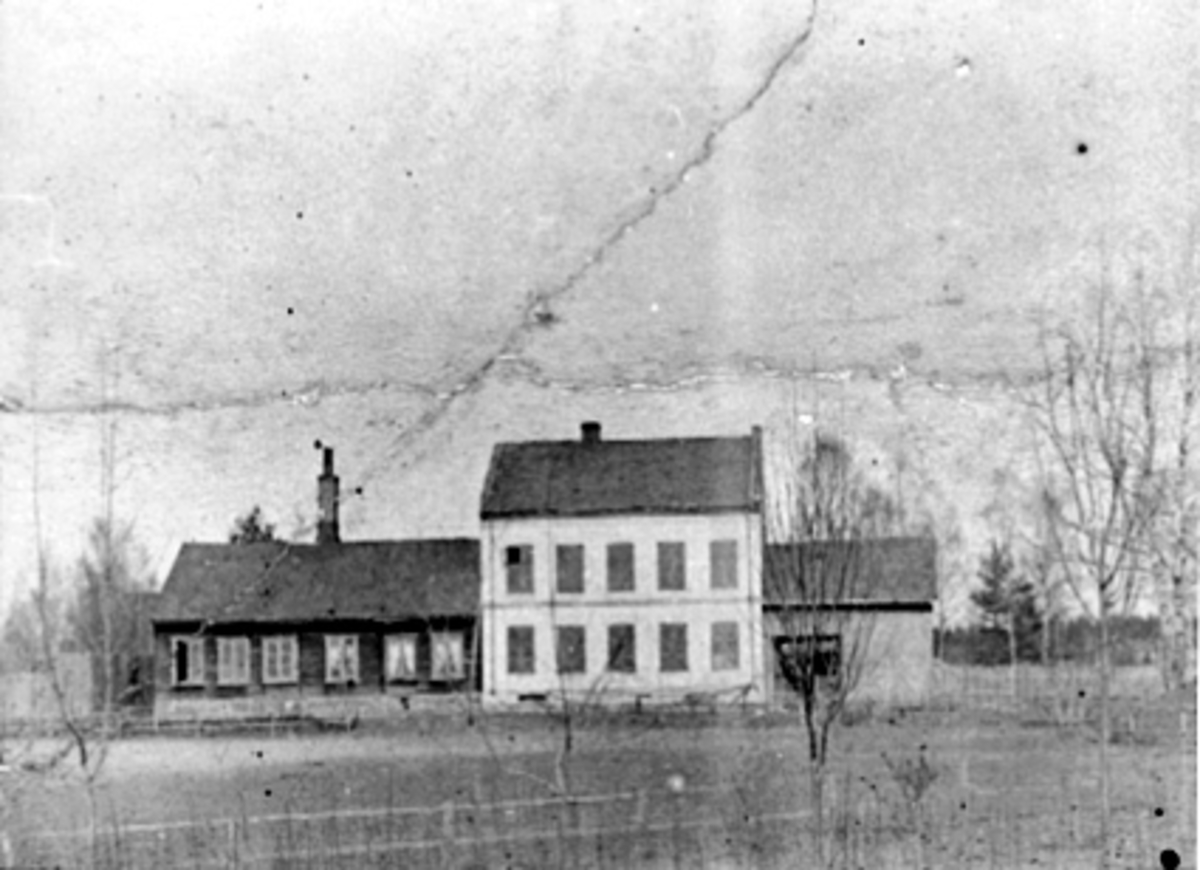 Anno Domkirkeodden, EKSTERIØR, BYGÅRD, HØNNINGSTADGÅRDEN, TORGGATA 113, SKOLETORGET, BEBYGGELSEN PÅ OVERSIDEN AV SKOLETORGET. I dag ligger Den katolske kirke og hagen foran St. Torfinns her. I 1886 kjøpte overlærer Kristian Getz gården, han rev den, bygde en villa og solgte den til kjøpmann Lier i 1900. Dette ble førs…