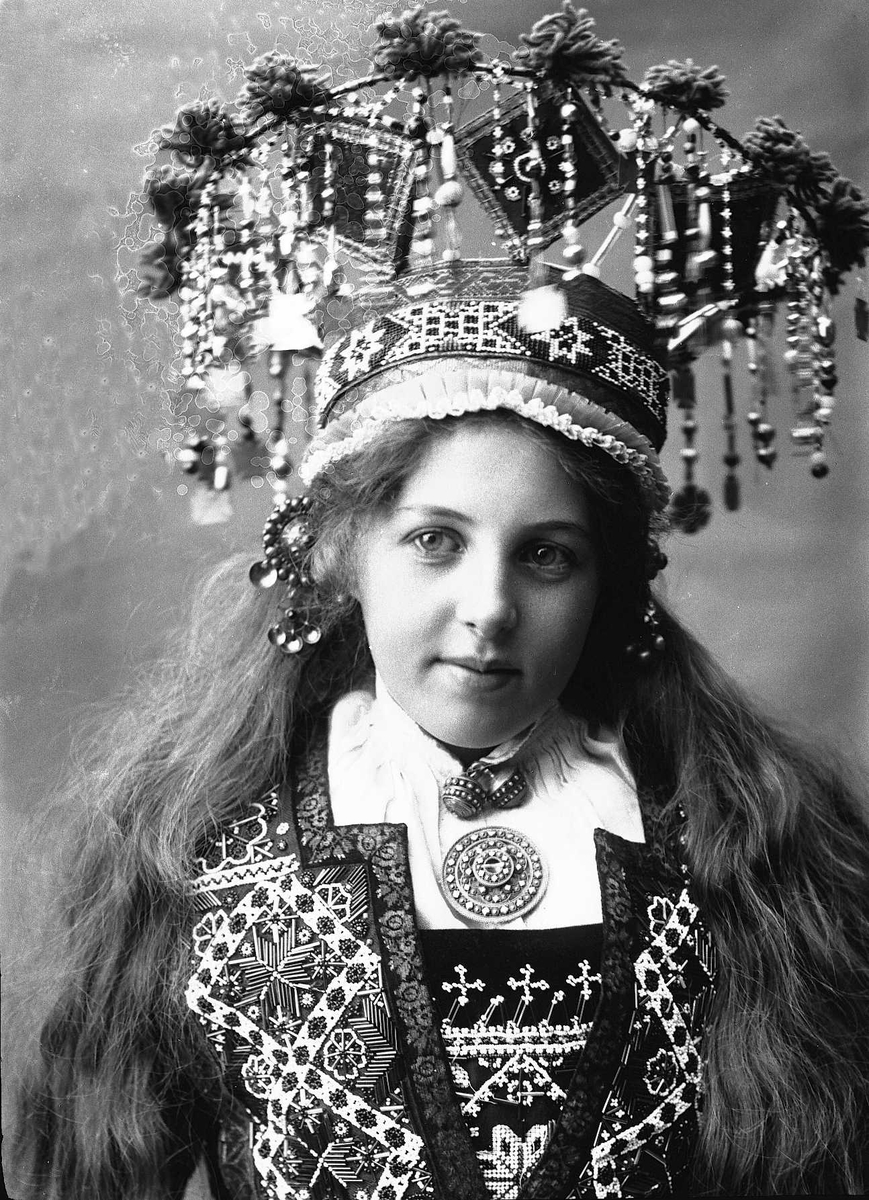 Solveig Lund, Studiofotografi av kvinne med brudedrakt og brudekrone. Utslått hår. Brystutsnitt. Frontalt vendt. Ser ut av bildet.