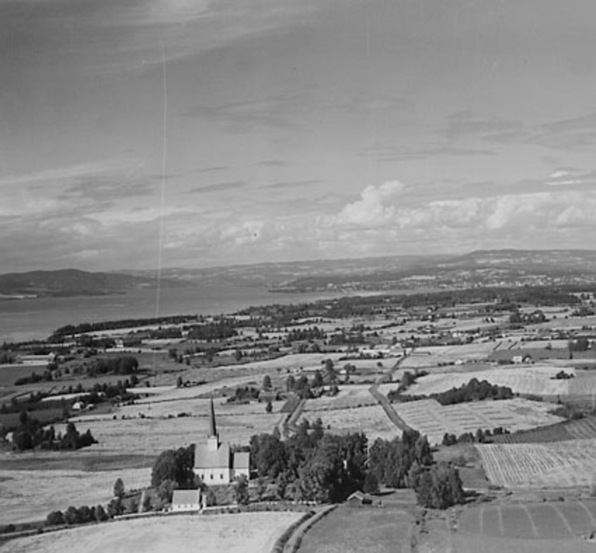 Widerøes Flyveselskap A/S, STANGE KIRKE FRA SØR, FLYFOTO
