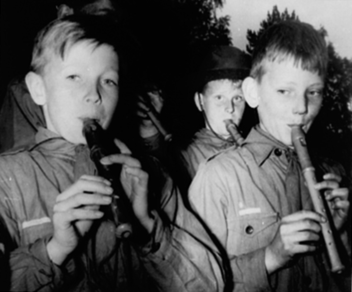 Anno Domkirkeodden, STORHAMARSPEIDERE SPILLER BLOKKFLØYTE, ULVEPATRULJEN, FRA VENSTRE: SVEIN HARBY, BAK: KNUT FALDBAKKEN OG SOFUS LYSTAD.