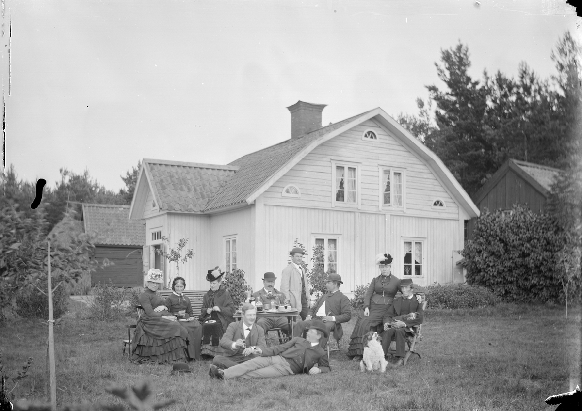Henri Osti's Fotografiateliér, Järnhandlare J L Björkman med umgänge i trädgården, Uppsala 1884
