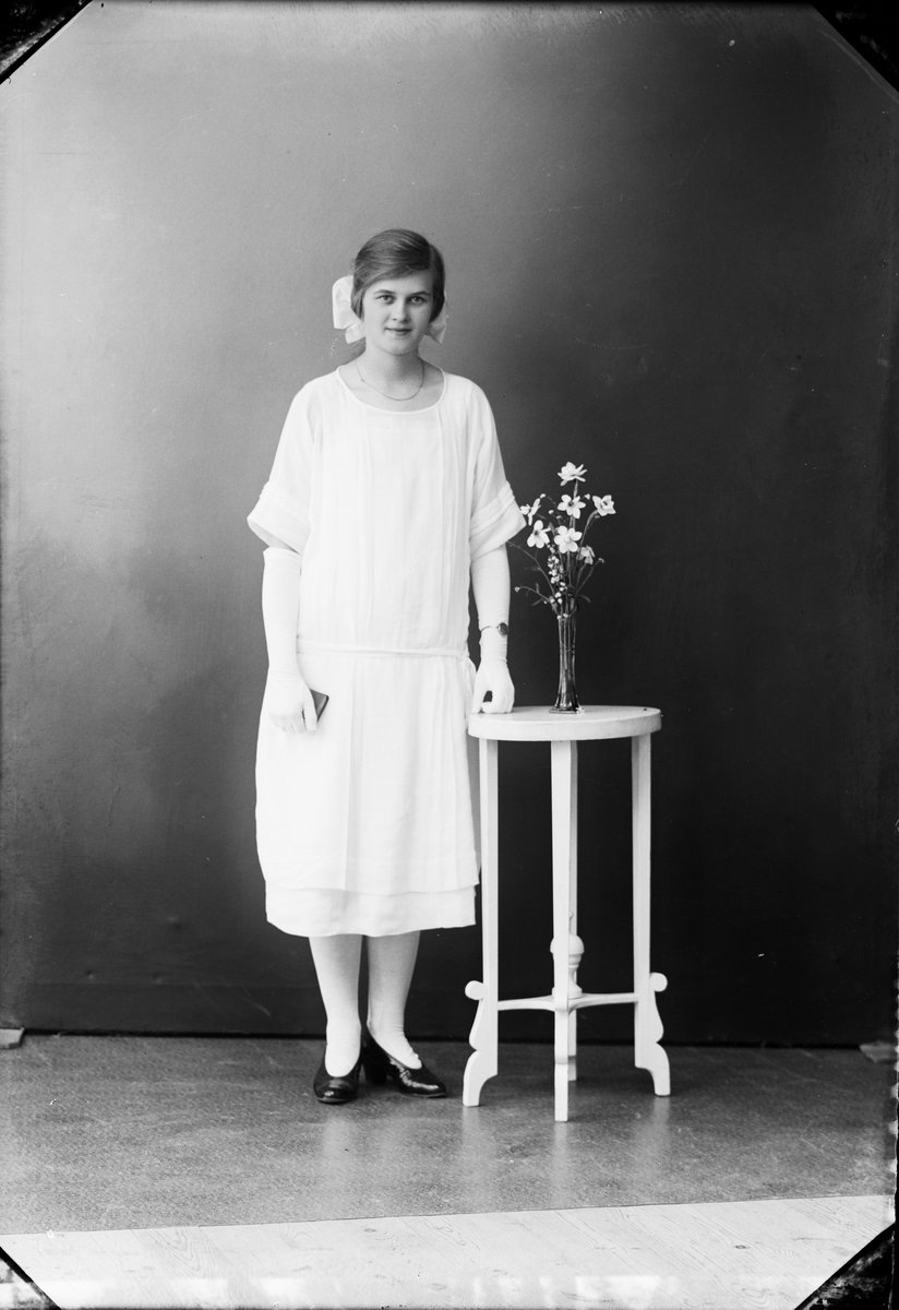 Skötsner-Edhlund, Ateljéporträtt - Britta Lundberg från Forsmark, Uppland