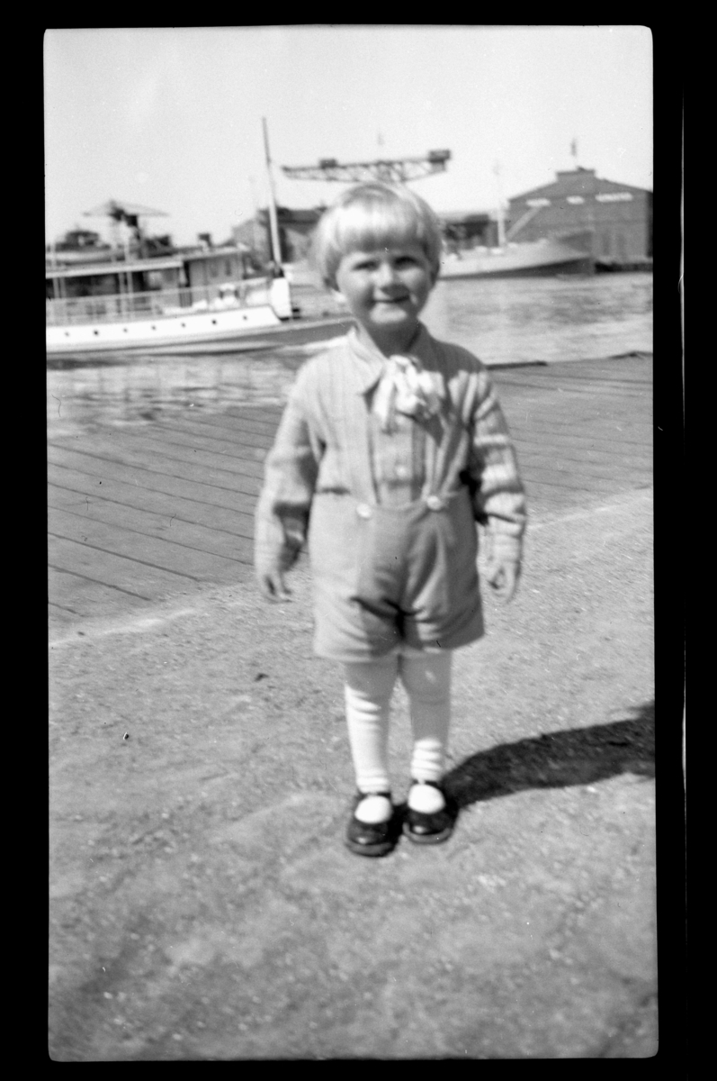 Rolf Sr. Sundt, Lars Peter Sundt på kai i Oslo havn. I bakgrunnen Aker Brygge. Fotografert 1932.