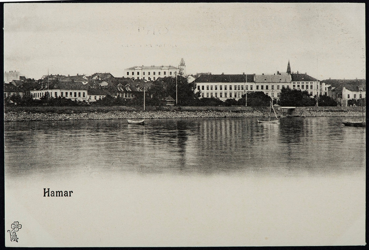 Anno Domkirkeodden, Bebyggelsen i Strandgata sett fra Mjøsa, Hamarbukta, jernbanefylling, mjøsbåter, småbåter, jakt, robåt, seilbåt. Brevkort, postkort.