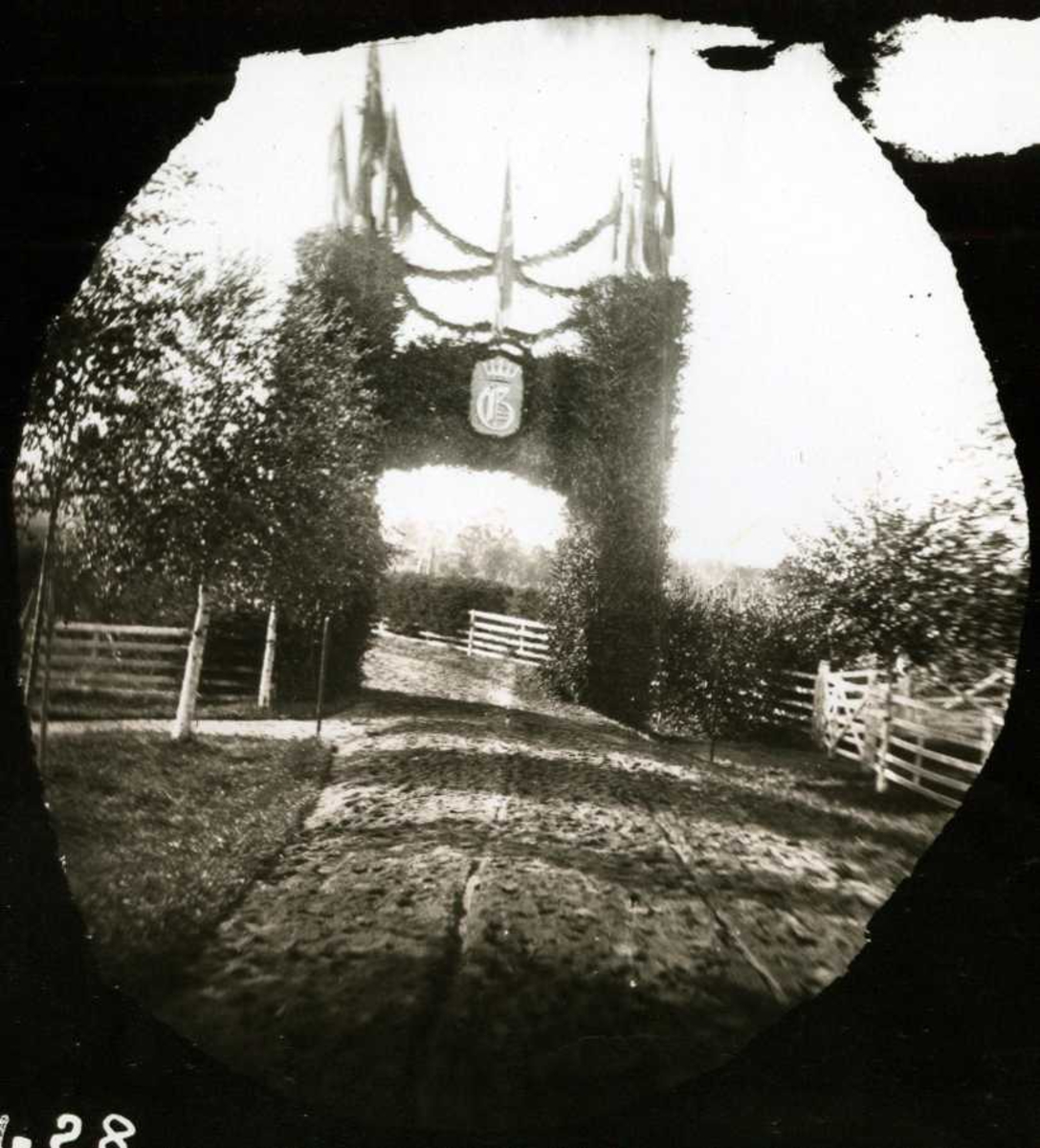 Fredrik Emil Faye, Æresport, Dal gård, Ullensaker, i anledning daværende prins Gustavs besøk der under hans opphold på Gardermoen. Fra serie fotografert av kammerherre Fredrik Emil Faye (1844-1903), gårdens eier.