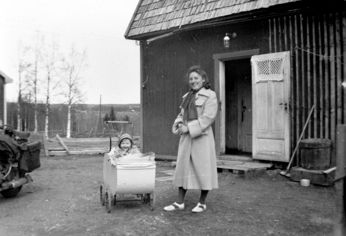 Anno Domkirkeodden, Grethe Nilsen født Pedersen, med datter Randi (gift Kleven) i barnevogn. Torshaug, Veldre, Ringsaker.