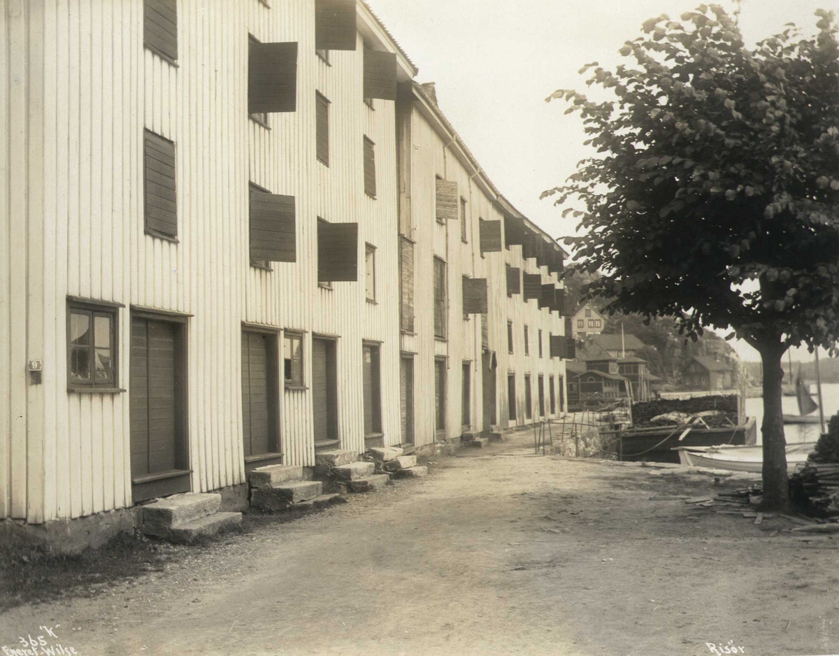 Anders Beer Wilse, Parti fra brygge med sjøboder, Risør, Aust-Agder.