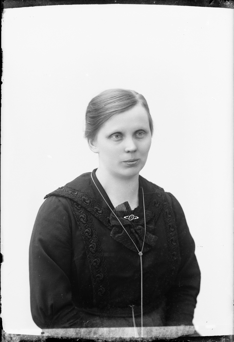 Skötsner-Edhlund, Ateljé Portrait - Elsa Andersson from Gillinge, Östhammar, Uppland