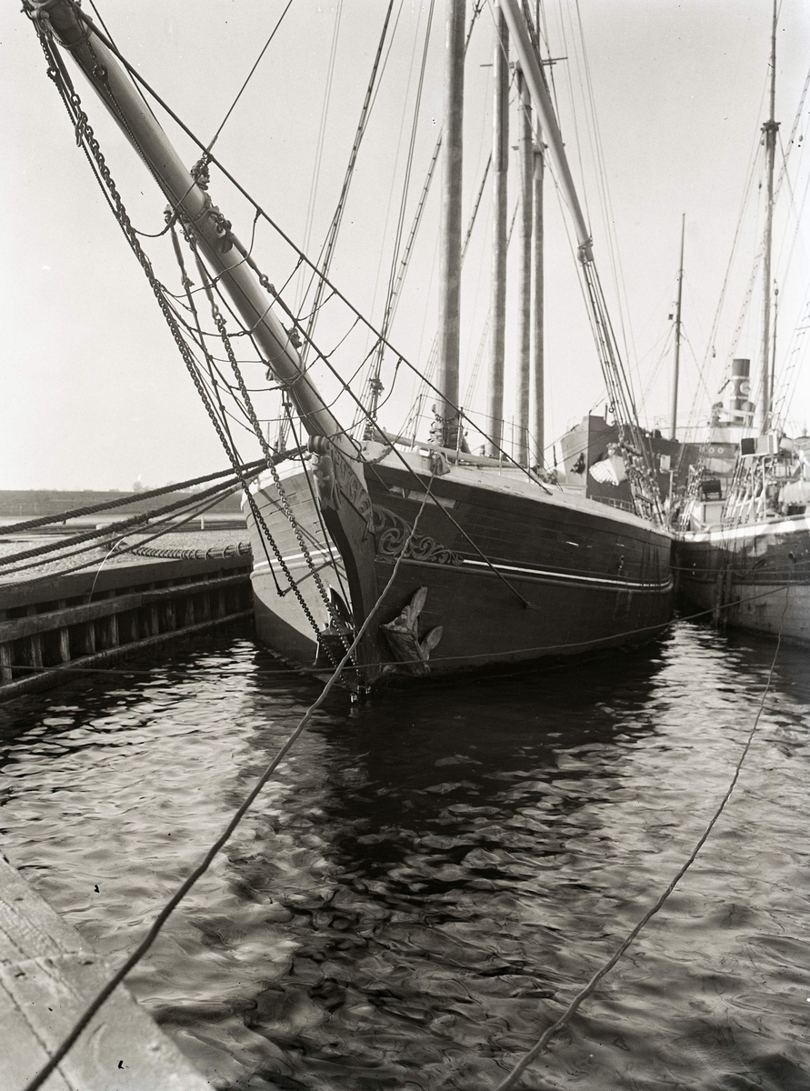 Okänd fotograf,, "Svanen" av Värnanäs. Fyrmastad skonare.