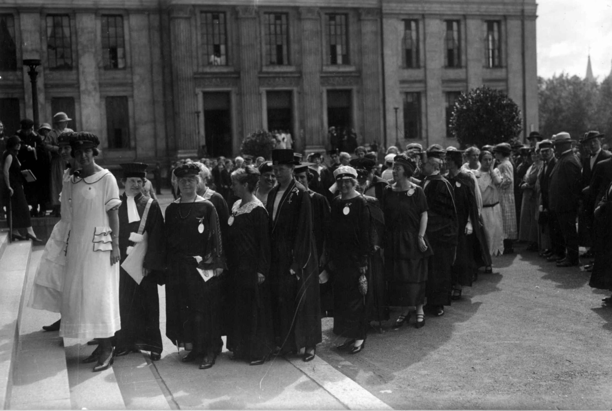 Hermann Christian Neupert, Oslo, Universitetsplassen. Kvinnelige akademikeres verdenskongress 1924. Prosesjon på vei opp Aulatrappen..